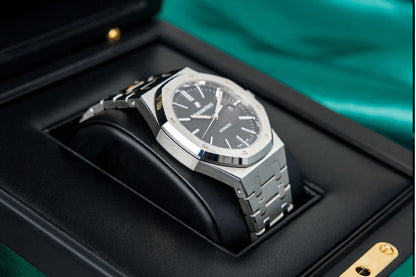 Audemars Piguet Royal Oak selfwinding watch featuring octagonal bezel and integrated bracelet for everyday wear